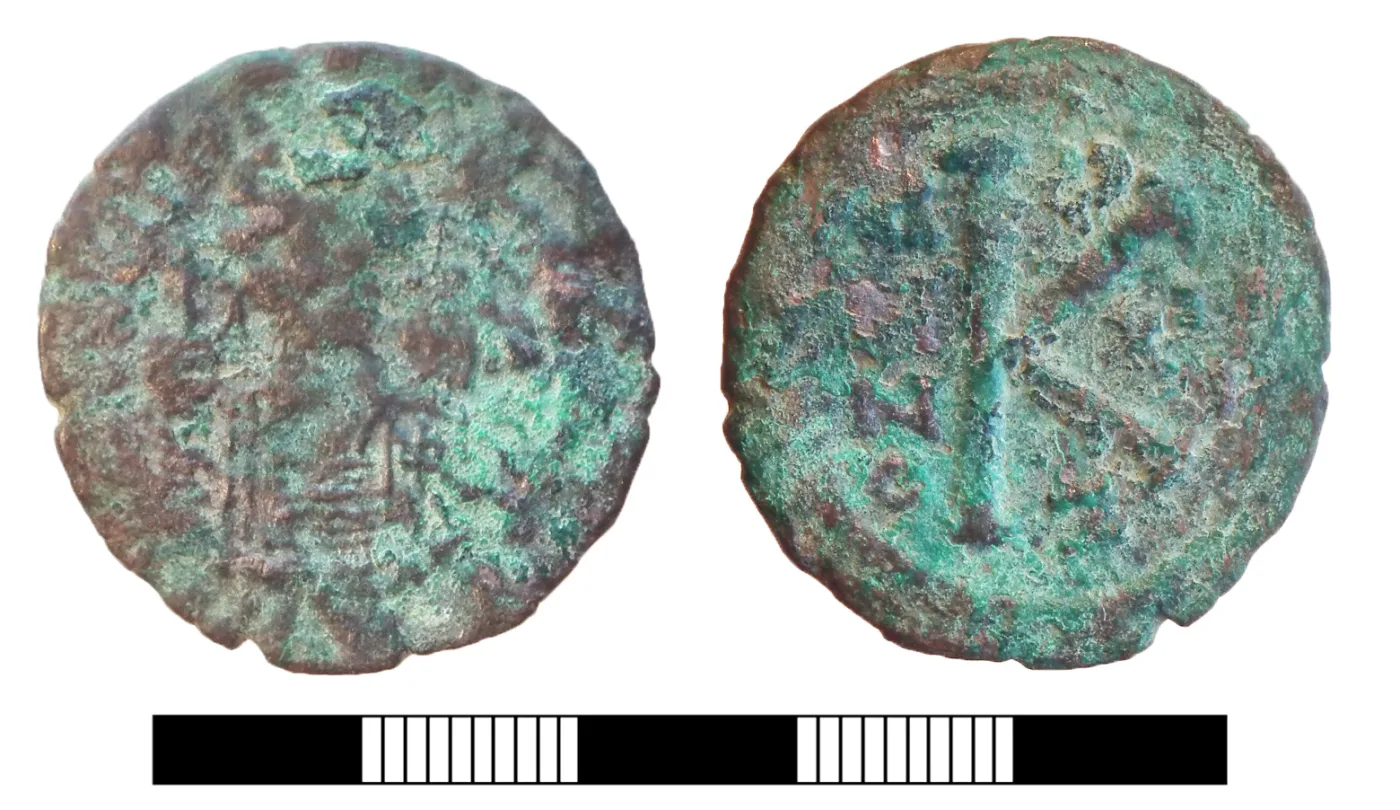 Obverse and reverse of a copper half follis of Justinian I, the reverse carrying a large letter K