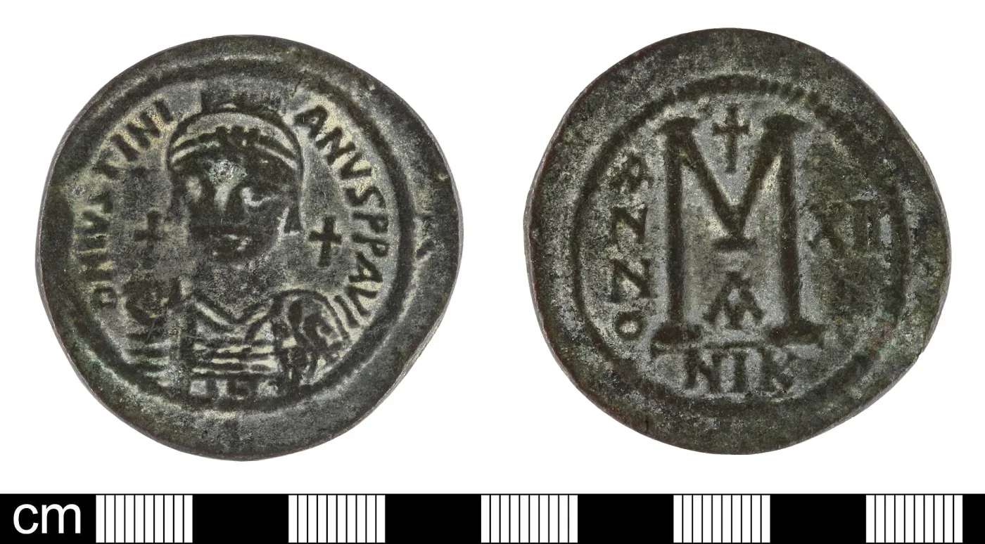 Obverse and reverse of a copper follis of Justinian I, the reverse dominated by a large letter M with a cross above, ANNO down the left side, numerals to the right and letters in the exergue