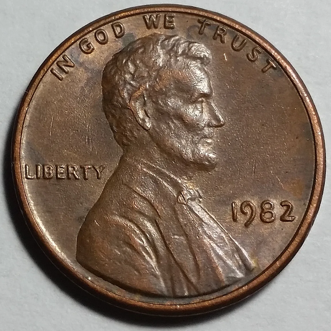 Obverse of a 1982 Philadelphia Lincoln cent of the Large Date style, with no mint mark below the date